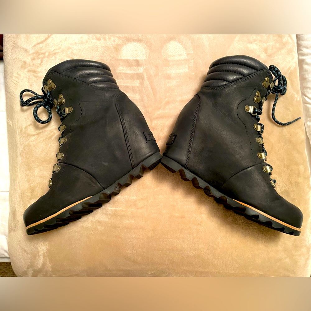 Ladies SOREL Leather Wedge Waterproof Lace-Up Boots (New, Barely Worn)